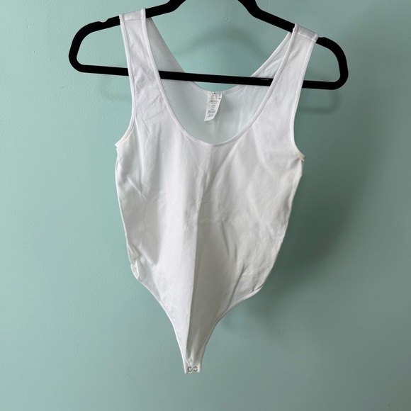 sofia by sofia vergara Tops - Sofia Jeans By Sofia Vergara White Scoop Neck Sleeveless Bodysuit Size Medium